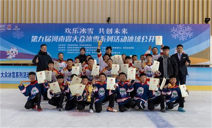 /content/202503/3d971ec2fb8b49497a2eadc8540c4035.jpg 2025年第九届河南省大众冰雪系列活动塔沟武校夺得冰球公开赛2枚金牌.jpg